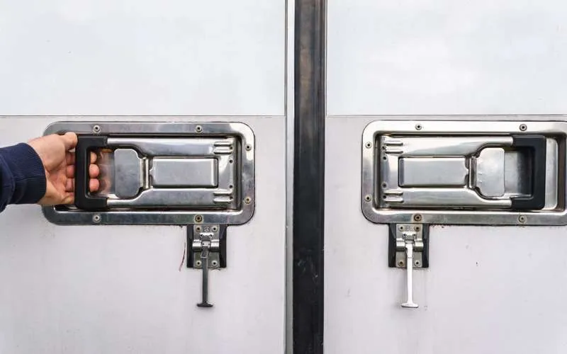 Magnetic detection of opening and closing of truck doors